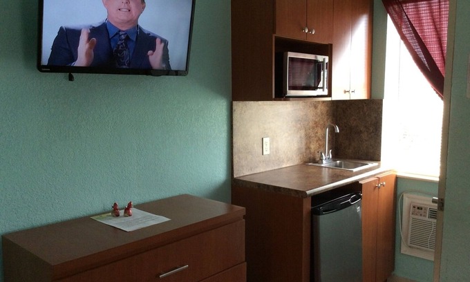 Hialeah House | Hotel Studio in vibrant Hialeah with WiFi, AC Anchor # 15
