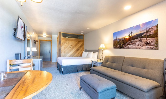 Truckee Hotel | Hotel Style Room in The Timber Creek Lodge by RedAwning