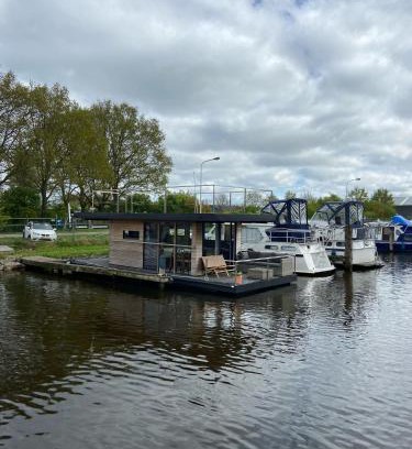 Sumar Boat Rental | Hotelkamer op water Houseboat Wetterhûske Friesland
