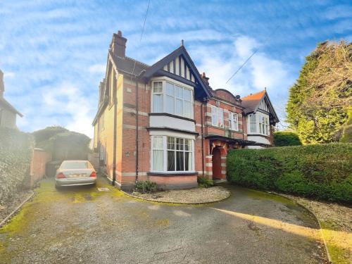 Burton on Trent House | HotTub-Garden-Parking-Sleeps10-10minToTown