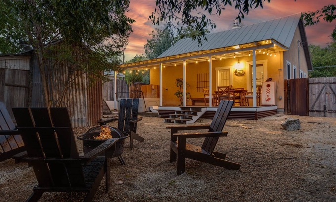 Fredericksburg Cottage | Hottub.Romantic Cottage.Private.Walk to Main.