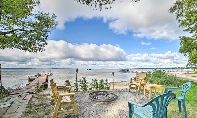 Houghton Lake Cabin | Houghton Lake Cabin w/ Great Outdoor Space!