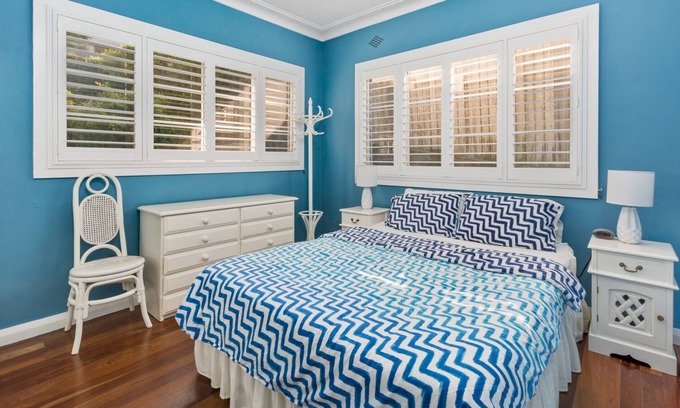 Thirroul Bed & Breakfast | House 10 minutes from beach, shops, restaurants, public transport.