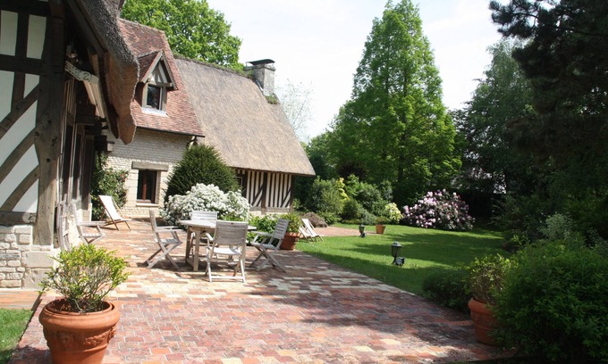 Touques House | House 6 minutes from DEAUVILLE - enclosed garden, great hotel services.