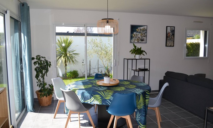 Carantec House | House between land and sea, 10 minutes' walk from the beach and GR34.