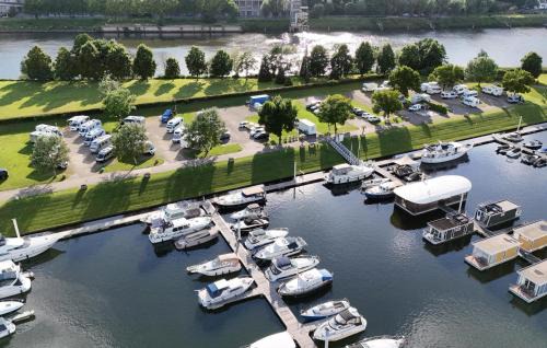 Heugum Boat Rental | House Boat Statia