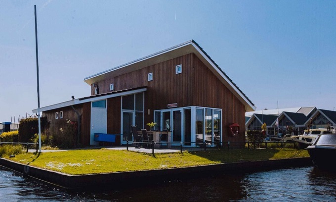 Municipality of Uitgeest House | House by Uitgeestermeer with Garden