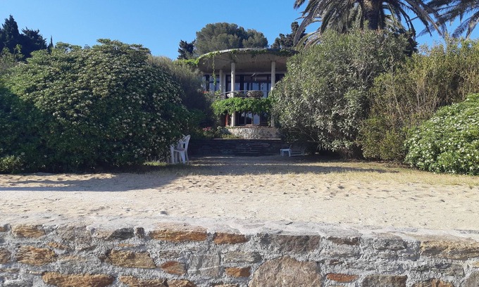 La Croix-Valmer Apartment | house feet in the water