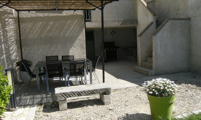 Grillon House | house in a village of the enclave of the popes