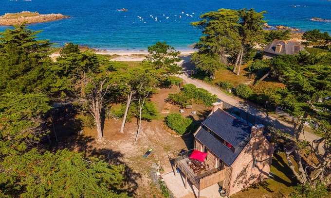 Pleumeur-Bodou House | House ☆ in Landrellec, recent renovation, feet in the water.