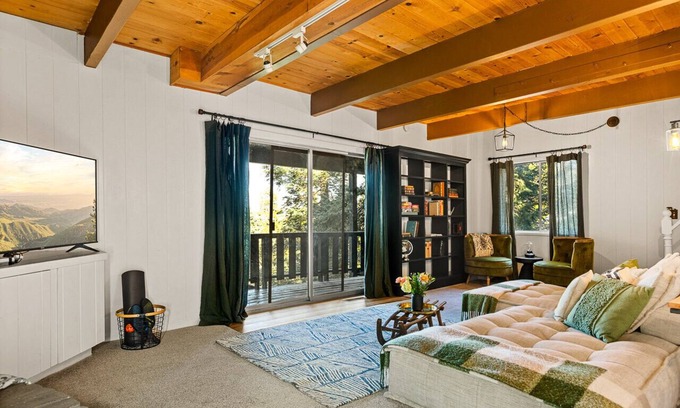 Arrowhead Villas House | House In the woods with breathtaking mountain views