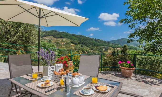 Lucca House | House Margherita on the hill with view (Tenuta Bellosguardo)