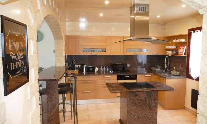 Ozoir-la-Ferriere House | House near Disneyland and Paris, Hammam and Spa. Walled garden