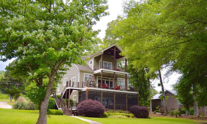Groveoak House | House on Lake Guntersville Main Channel - Near Waterfront Grocery