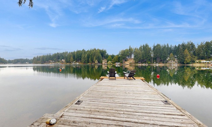 Shelton House | House right on the lake w/hot tub, kayak, SUP & games - great location
