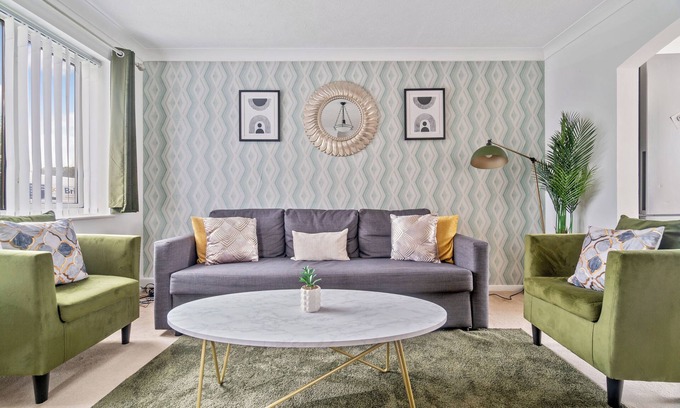 Willesborough House | House - Sleeps 7 - Garden - Parking