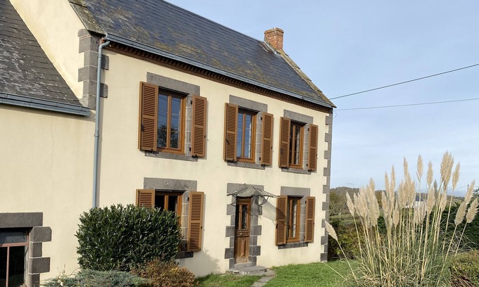 Genouillac House | House sleeps 8/10 with enclosed grounds. Pets welcome!