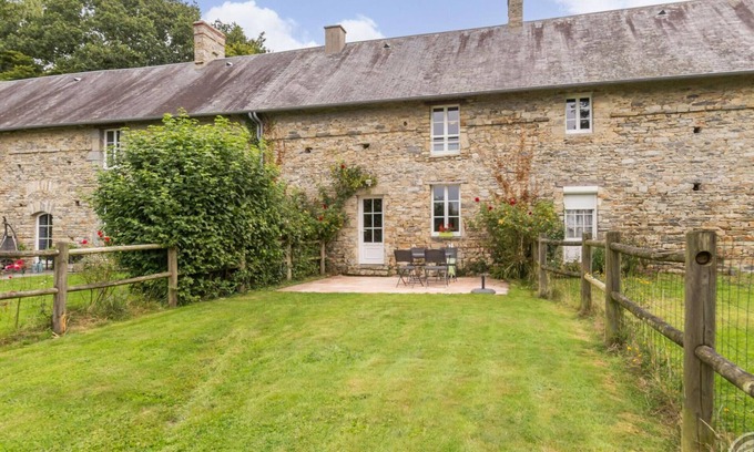 Hauteville-la-Guichard Cottage | House with Garden, Pets allowed