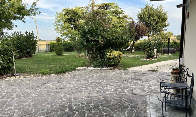 Medicina Apartment | House with 5 beds with a small studio apartment attached with another 2 beds