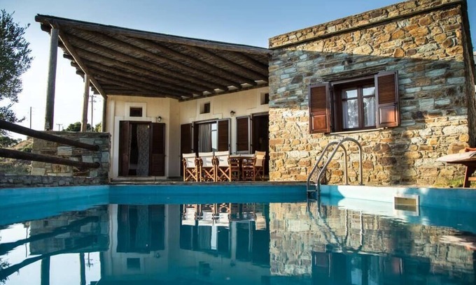 Kato Fellos House | House with a pool in Andros