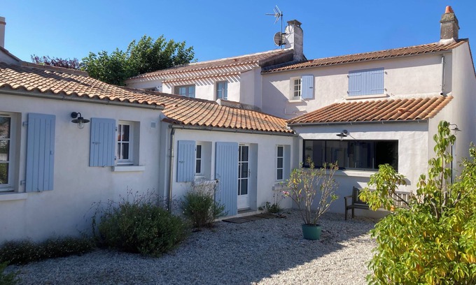Noirmoutier-en-l'Ile House | House with large garden 200m from the château with 5 bedrooms + 5 bathrooms. Sleeps 10.
