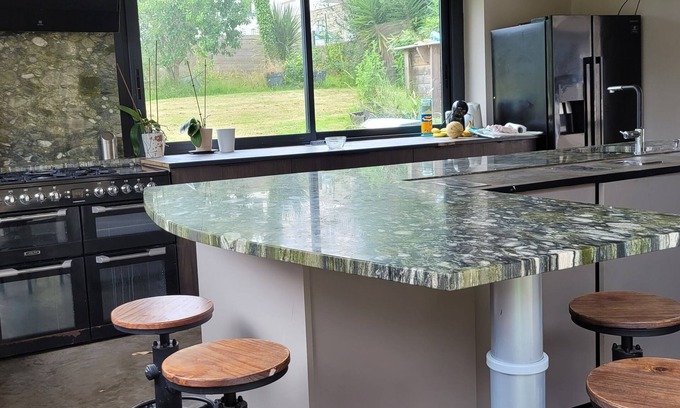 Rive Droite House | House with large garden, covered and open terrace, small swimming pool