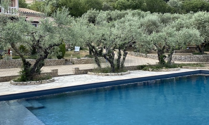 Volx House | House with pool access, independent garden and terrace, fireplace. Luminous