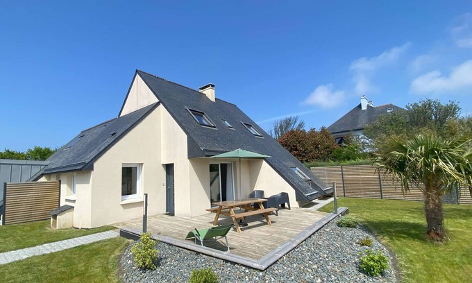 Tregastel House | House with private garden near the sea