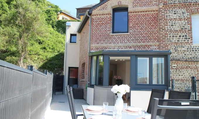 Dieppe House | House with sea view facing the marina