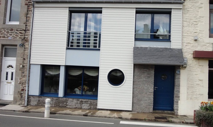 Plerin House | House without garden, sea view, close to the customs path.