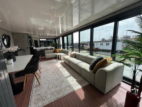 Offingawier Boat Rental | Houseboat 19 20 Sneekermeer