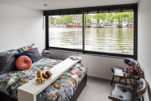 De Pijp Bed & Breakfast | Houseboat Amsterdam - Room with a view