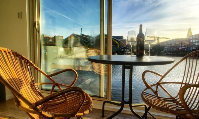 Oostelijke Eilanden en Kadijken Bed & Breakfast | Houseboat Concordia B&B