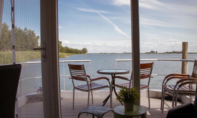Biddinghuizen Boat Rental | Houseboat uitzicht over veluwemeer, natuurlokatie, prachtige vergezichten
