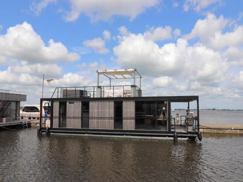 Offingawier Boat Rental | Houseboat with sauna & fantastic view Offingawier