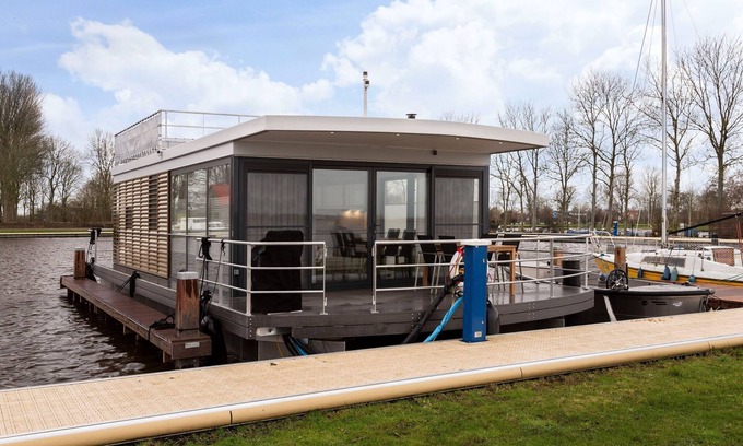 Offingawier Boat Rental | Houseboat with Stunning Views