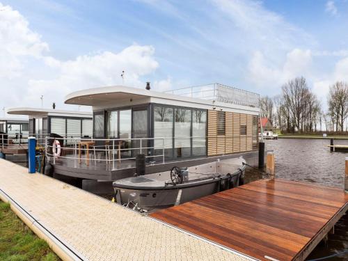 Offingawier Boat Rental | Houseboat with Stunning Views, cleaning included