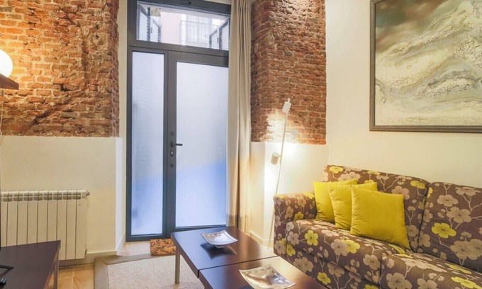 Malasana Apartment | Housing Madera I by Sharing Co