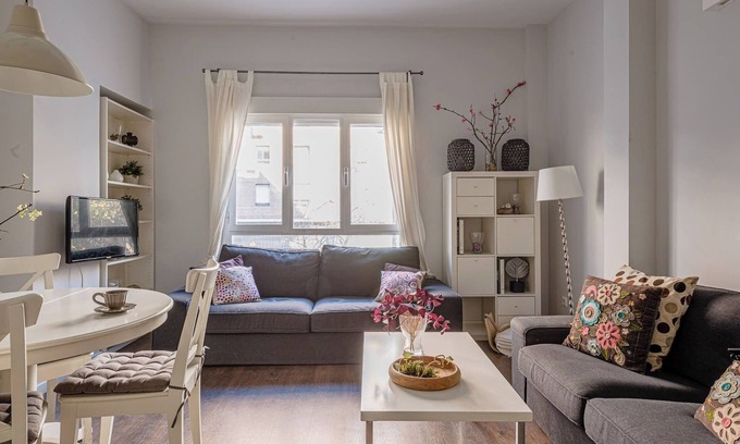 Cuatro Caminos Apartment | Housing Nuevos Ministerios I by Sharing Co