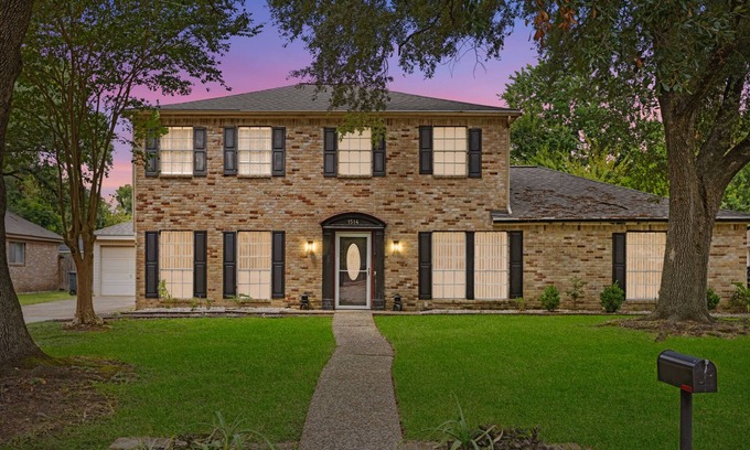 Ponderosa Forest House | Houston Escape w/Movie Room, Game Fun & Hot Tub , 15 Min IAH
