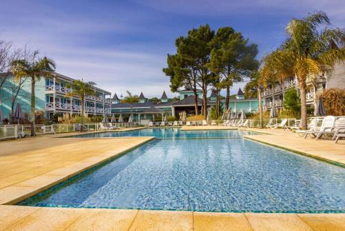 Carilo Hotel | Howard Johnson Hotel & Convention Center Madariaga - Carilo