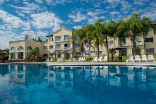 Pilar Centro Hotel | Howard Johnson Pilar Resort Spa & Convention Center
