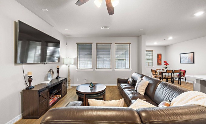 Fresno House | Htown Getaway | Yard BBQ | Parking | Games WiFi