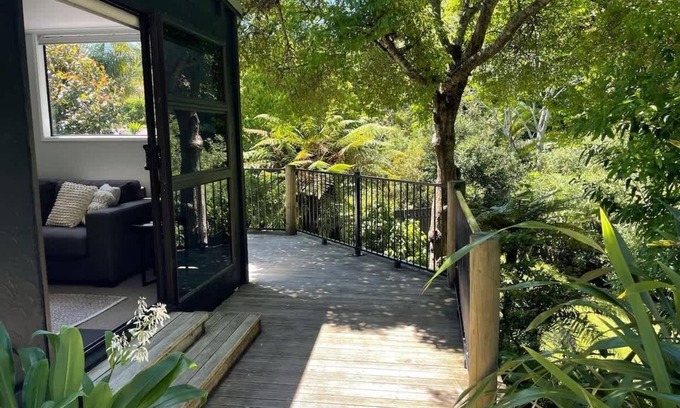 New Plymouth House | Huatoki Hideaway: Quiet Valley Retreat