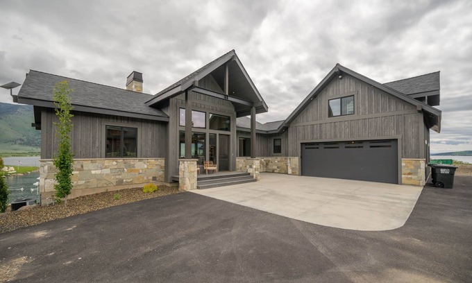 Island Park House | Hudson's Hideaway WATERFRONT Cabin 5B 5.5BA