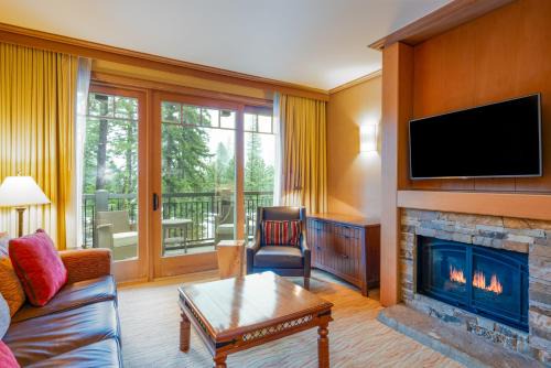 Cle Elum Apartment | Huge 2 Connecting Rooms with Kitchen & Balcony