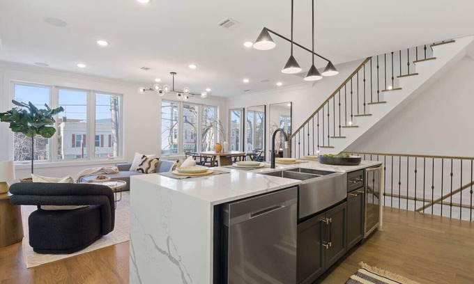 The Heights House | Huge 3BR 3.5BA Duplex w/Rooftop & NYC Views