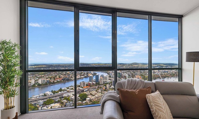 Brisbane Central Business District Apartment | Huge 4 Bedroom Sub Penthouse|Rare Ocean Views