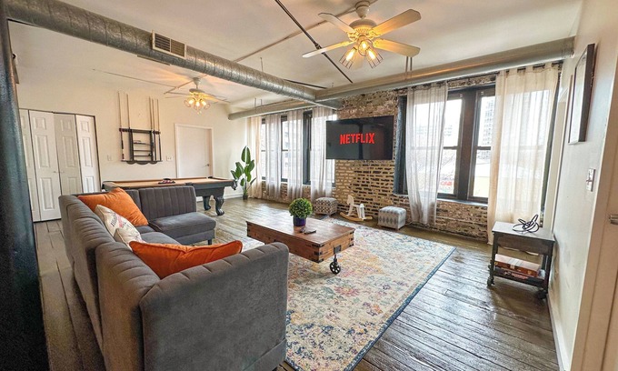 Near South Side Apartment | HUGE 5BR with Optional Parking/Pool table/sleeps 10
