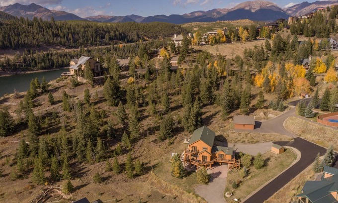 Keystone House | Huge 8BR/5 Bath Family Home near Keystone-10 beds + 3 queen sofas in 11 rooms